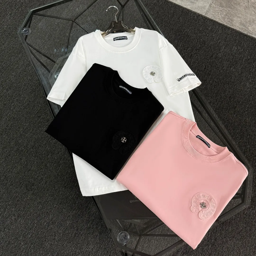 P180 Chrome Hearts Chrome Hearts 25 high version. The fabric is made of 300g high-density pure cotton. It does not deform or shrink. It has three labels. It is the same style for men and women. Technology: patch embroidery + original development hardware. Color: white, black, pink. SIZE: S-XL